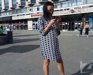 Не заметила как показала трусы