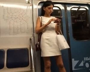 Брюнетка в белых трусиках