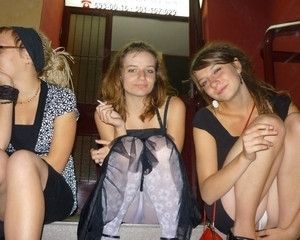 Камера заглядывает под юбку