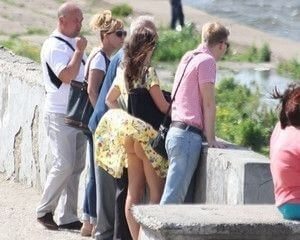 Засветы девушек в юбках