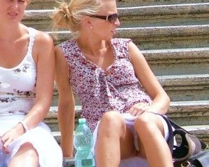 Подсмотрели под юбки и платья