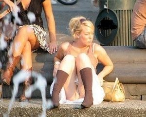 Посмотрим что у девушек под юбками