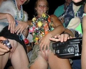 Заглянем девушкам без трусиков под юбки