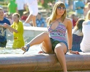 Подглядываем под юбки и платья