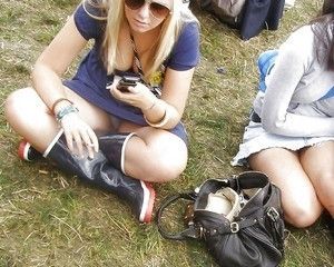 Засветы девушек в трусиках и без них