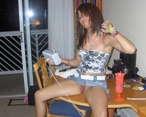 Девушки без трусиков светят киски