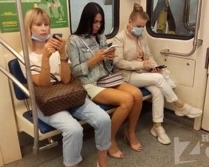 Подсматривает брюнетке под юбку