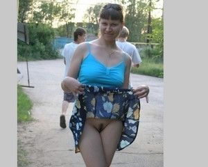 Девушки не надели трусики и показывают киски