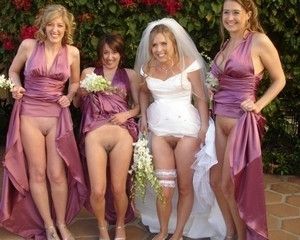 Под юбкой у девушек без трусиков